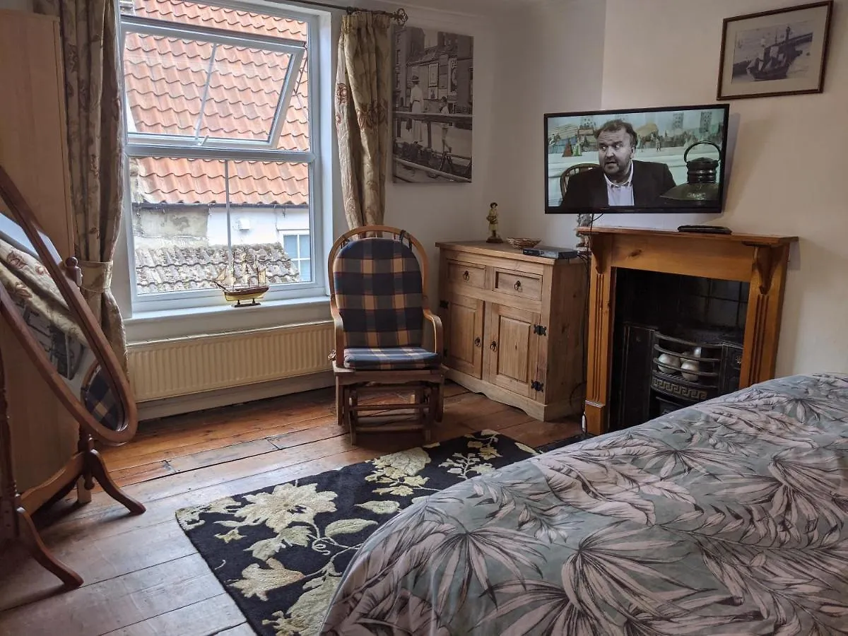 Endeavour Cottage Whitby Sleeps 6 0*,