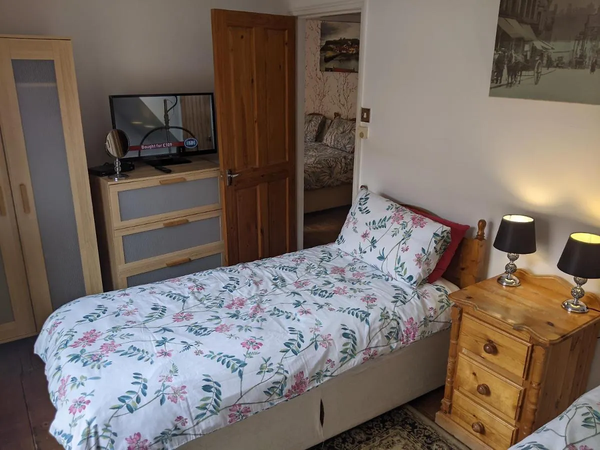 Endeavour Cottage Whitby Sleeps 6