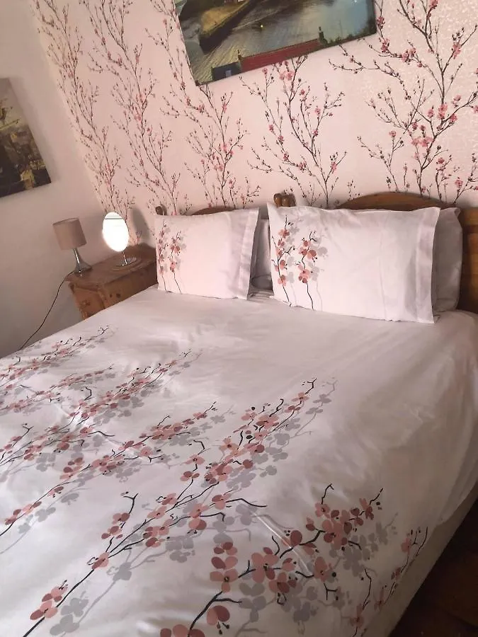 Endeavour Cottage Whitby Sleeps 6 0*,