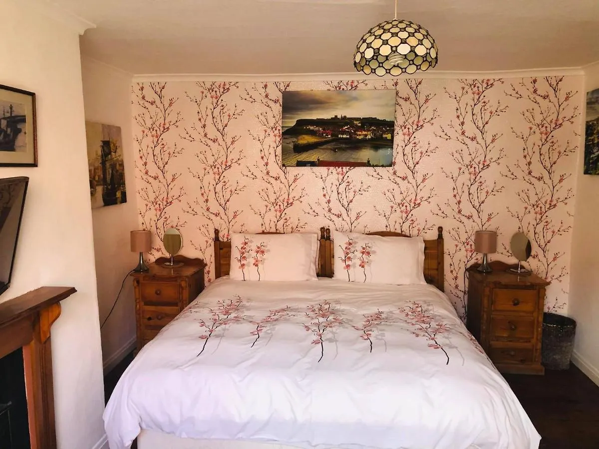 Endeavour Cottage Whitby Sleeps 6 0*,