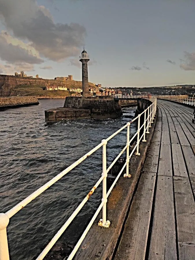 Endeavour Cottage Whitby Sleeps 6